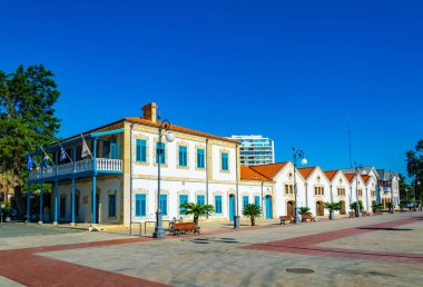 Larnaca, Kıbrıs, 16 Ağustos 2017: İnsanlar tarafından Larnaka, Cypru Belediye Sanat galerisinde geçiyor