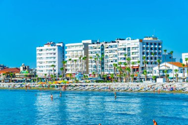 Larnaca, Kıbrıs, 16 Ağustos 2017: Finikoudes manzara plaj Larnaka, Cypru