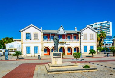 Larnaca, Kıbrıs, 16 Ağustos 2017: İnsanlar tarafından Larnaka, Cypru Belediye Sanat galerisinde geçiyor