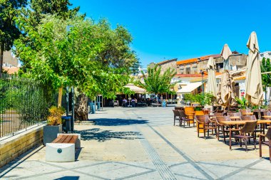 Limasol, Kıbrıs, 16 Ağustos 2017: Dar sokak Limasol'da merkezi Cypru