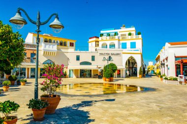 Limasol, Kıbrıs, 16 Ağustos 2017: Restoranlar ve mağazalar Limasol Marina, Cypru