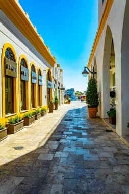 Limasol, Kıbrıs, 16 Ağustos 2017: Restoranlar ve mağazalar Limasol Marina, Cypru