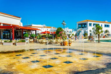 Limasol, Kıbrıs, 16 Ağustos 2017: Restoranlar ve mağazalar Limasol Marina, Cypru