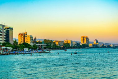 Limasol, Kıbrıs, 16 Ağustos 2017: Cityscape Limasol gün batımı görünümü üzerinde Cypru