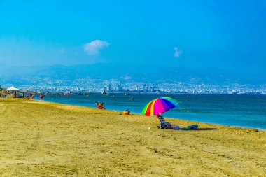Limasol, Kıbrıs, 17 Ağustos 2017: İnsanlar güneşli bir bayanın mil plaj üzerinde cypru tadını çıkarıyor