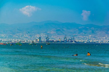 Limasol, Kıbrıs, 17 Ağustos 2017: Limasol bayanın mil kumsalda cypru üzerinde yüzme insanların arkasına görüntülendi?