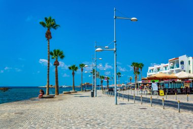 Pafos, Kıbrıs, 18 Ağustos 2017: İnsanlar bir sahil mesire Baf, Cypru güneşli bir günde tadını çıkarıyor