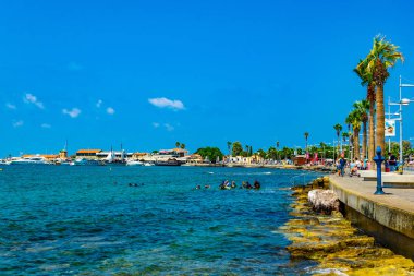 Pafos, Kıbrıs, 18 Ağustos 2017: İnsanlar bir sahil mesire Baf, Cypru güneşli bir günde tadını çıkarıyor