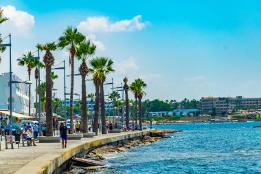 Pafos, Kıbrıs, 18 Ağustos 2017: İnsanlar bir sahil mesire Baf, Cypru güneşli bir günde tadını çıkarıyor