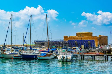 Paphos, Kıbrıs, 18 Ağustos 2017: bir bağlantı noktası, Cypru görüntülendi Paphos Kalesi