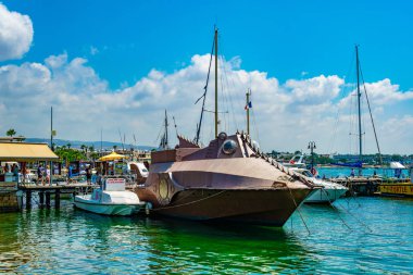 Paphos, Kıbrıs, 18 Ağustos 2017: Nautilus yineleme, yirmi bin adlı kitap Kaptan nemo tekneyle fersah Jules Vernea tarafından Pafos oteli, Cypru yazılı deniz altında