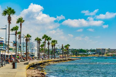 Pafos, Kıbrıs, 18 Ağustos 2017: İnsanlar bir sahil mesire Baf, Cypru güneşli bir günde tadını çıkarıyor