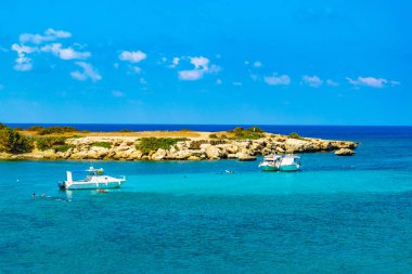 Akama, Kıbrıs, 19 Ağustos 2017:Tourist tekne Cypru Akamas yarımadasında, mavi lagün, demirleme