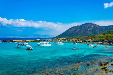 Akama, Kıbrıs, 19 Ağustos 2017:Tourist tekne Cypru Akamas yarımadasında, mavi lagün, demirleme