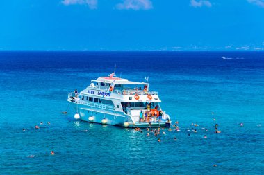 Akama, Kıbrıs, 19 Ağustos 2017:Tourist tekne Cypru Akamas yarımadasında, mavi lagün, demirleme