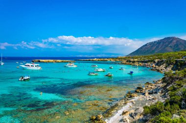 Akama, Kıbrıs, 19 Ağustos 2017:Tourist tekne Cypru Akamas yarımadasında, mavi lagün, demirleme