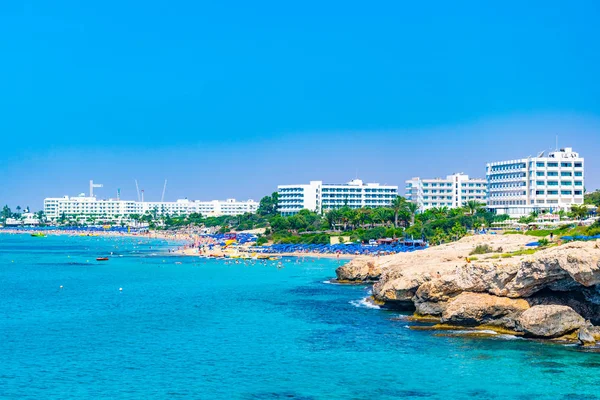 Agia Napa, Kıbrıs, 15 Ağustos 2017: İnsanlar güneşli bir gün Agia Napa, Cypru adlı bir plajda tadını çıkarıyor