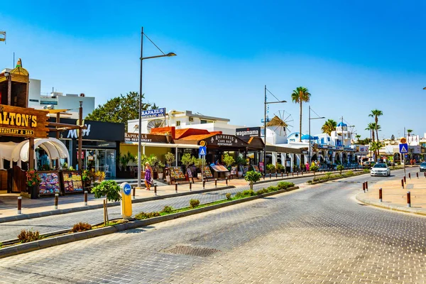 Agia Napa, Kıbrıs, 15 Ağustos 2017: Street bol turistik dükkanlar ve restoranlar, Agia Napa, Cypru