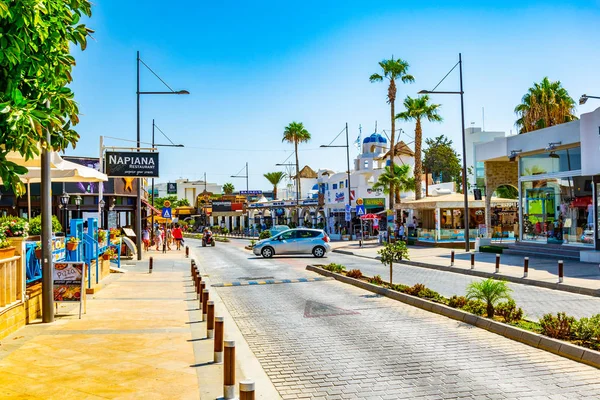 Agia Napa, Kıbrıs, 15 Ağustos 2017: Street bol turistik dükkanlar ve restoranlar, Agia Napa, Cypru