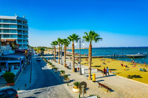 Larnaca, Kıbrıs, 15 Ağustos 2017: İnsanlar Finikoudes mesire Larnaka, Cypru güneşli bir günde tadını çıkarıyor