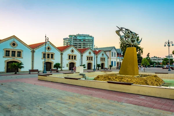 Larnaca, Kıbrıs, 15 Ağustos 2017: İnsanlar tarafından Larnaka, Cypru Belediye Sanat galerisinde geçiyor