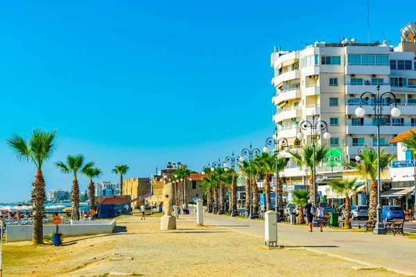 Larnaca, Kıbrıs, 16 Ağustos 2017: İnsanlar Finikoudes mesire Larnaka, Cypru güneşli bir günde tadını çıkarıyor