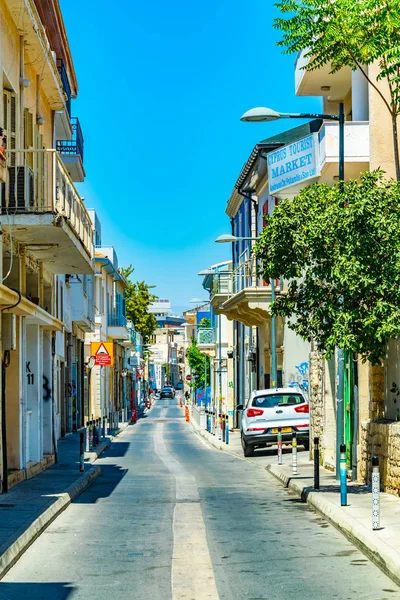 Limasol, Kıbrıs, 16 Ağustos 2017: Dar sokak Limasol'da merkezi Cypru