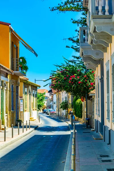 Limasol, Kıbrıs, 16 Ağustos 2017: Dar sokak Limasol'da merkezi Cypru