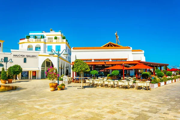 Limasol, Kıbrıs, 16 Ağustos 2017: Restoranlar ve mağazalar Limasol Marina, Cypru