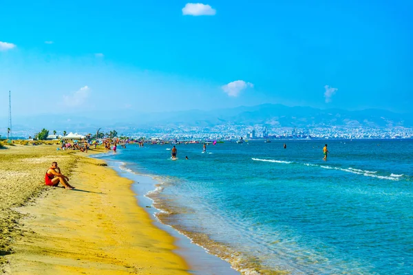 Limasol, Kıbrıs, 17 Ağustos 2017: İnsanlar güneşli bir bayanın mil plaj üzerinde cypru tadını çıkarıyor