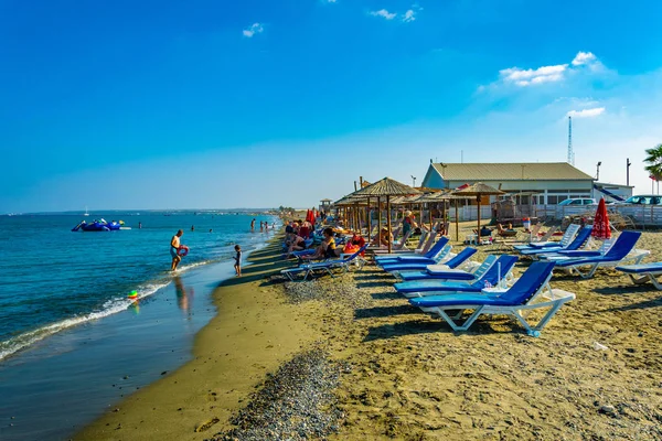 Limassol Chipre Agosto 2017 Gente Está Disfrutando Día Soleado Playa —  Fotos de Stock