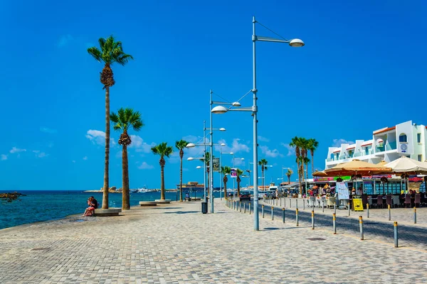 Pafos, Kıbrıs, 18 Ağustos 2017: İnsanlar bir sahil mesire Baf, Cypru güneşli bir günde tadını çıkarıyor