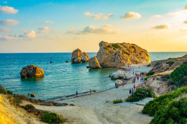 Pafos, Kıbrıs, 20 Ağustos 2017: İnsanlar gün batımı görünümü Petra tou Romiou üzerinde ne yazık ki Cypru kayaya Aphordite'nın tadını çıkarıyor