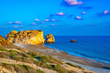 Pafos, Kıbrıs, 20 Ağustos 2017: İnsanlar gün batımı görünümü Petra tou Romiou üzerinde ne yazık ki Cypru kayaya Aphordite'nın tadını çıkarıyor