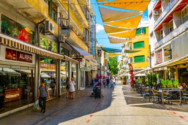 Nicosia, Kıbrıs, 23 Ağustos 2017: Kalabalık Ledra Caddesi - Lefkoşa, Cypru ana alışveriş caddesi hareket ediyor