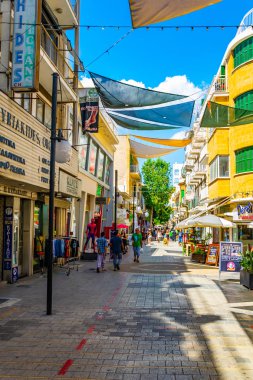 Nicosia, Kıbrıs, 23 Ağustos 2017: Kalabalık Ledra Caddesi - Lefkoşa, Cypru ana alışveriş caddesi hareket ediyor