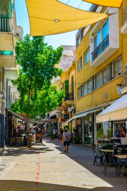 Nicosia, Kıbrıs, 23 Ağustos 2017: Kalabalık Ledra Caddesi - Lefkoşa, Cypru ana alışveriş caddesi hareket ediyor