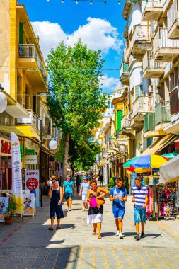 Nicosia, Kıbrıs, 23 Ağustos 2017: Kalabalık Ledra Caddesi - Lefkoşa, Cypru ana alışveriş caddesi hareket ediyor