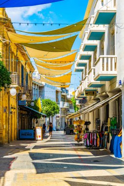 Nicosia, Kıbrıs, 23 Ağustos 2017: Kalabalık Ledra Caddesi - Lefkoşa, Cypru ana alışveriş caddesi hareket ediyor