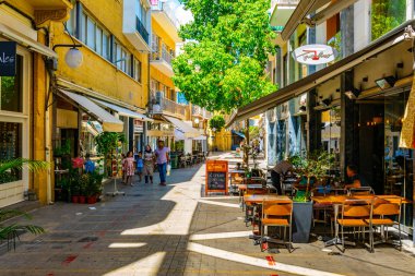 Nicosia, Kıbrıs, 23 Ağustos 2017: Kalabalık Ledra Caddesi - Lefkoşa, Cypru ana alışveriş caddesi hareket ediyor
