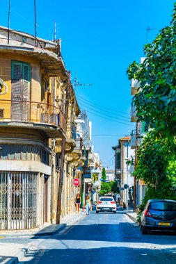 Lefkoşa, Kıbrıs, 23 Ağustos 2017: Lefkoşa tarihi merkezi Cypru dar bir sokakta görünümünü