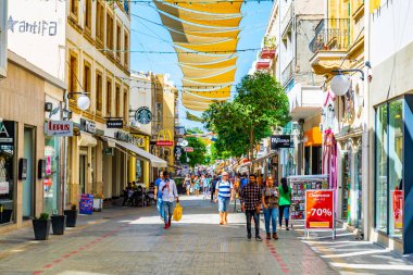 Nicosia, Kıbrıs, 23 Ağustos 2017: Kalabalık Ledra Caddesi - Lefkoşa, Cypru ana alışveriş caddesi hareket ediyor