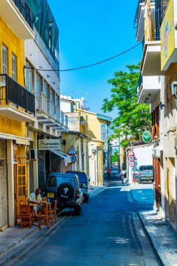 Lefkoşa, Kıbrıs, 23 Ağustos 2017: Lefkoşa tarihi merkezi Cypru dar bir sokakta görünümünü