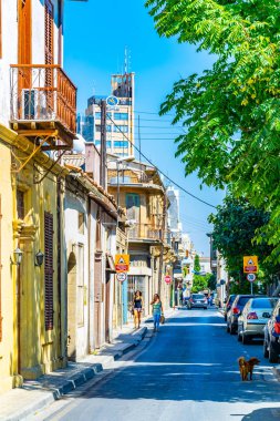 Lefkoşa, Kıbrıs, 23 Ağustos 2017: Lefkoşa tarihi merkezi Cypru dar bir sokakta görünümünü