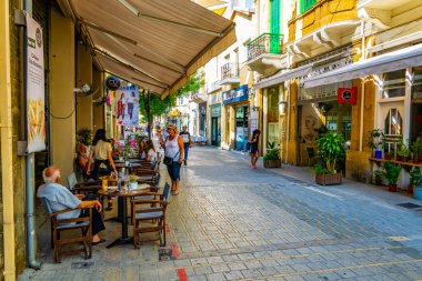 Lefkoşa, Kıbrıs, 23 Ağustos 2017: Lefkoşa tarihi merkezi Cypru dar bir sokakta görünümünü