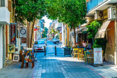 Lefkoşa, Kıbrıs, 23 Ağustos 2017: Lefkoşa tarihi merkezi Cypru dar bir sokakta görünümünü