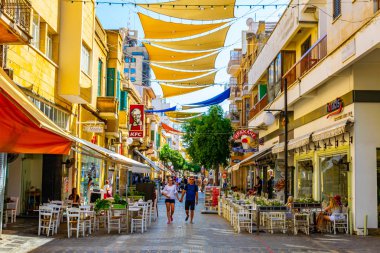 Nicosia, Kıbrıs, 23 Ağustos 2017: Kalabalık Ledra Caddesi - Lefkoşa, Cypru ana alışveriş caddesi hareket ediyor
