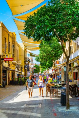 Nicosia, Kıbrıs, 23 Ağustos 2017: Kalabalık Ledra Caddesi - Lefkoşa, Cypru ana alışveriş caddesi hareket ediyor