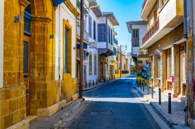 Lefkoşa, Kıbrıs, 24 Ağustos 2017: Lefkoşa tarihi merkezi Cypru dar bir sokakta görünümünü