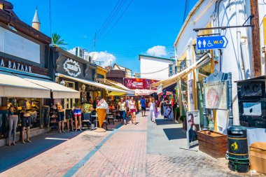 Lefkoşa, Kıbrıs, 24 Ağustos 2017: ledra sokak sınır kapısı Nicosia/Lefkoşa içinde Cypru üzerinde önde gelen bir dar sokak çevresindeki turistik standları